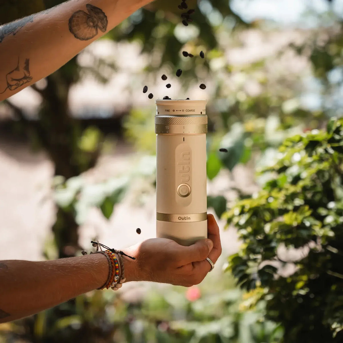 OutIn Fino Coffee Grinder Sandstone White – Macinacaffè Elettrico Portatile con 28 Regolazioni