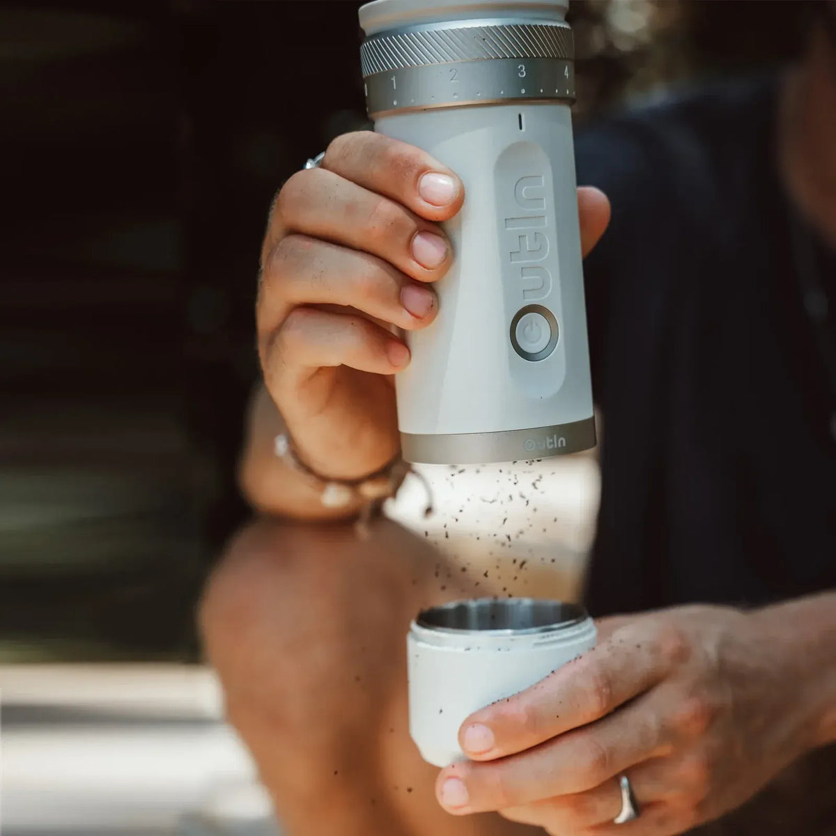 OutIn Fino Coffee Grinder Sandstone White – Macinacaffè Elettrico Portatile con 28 Regolazioni