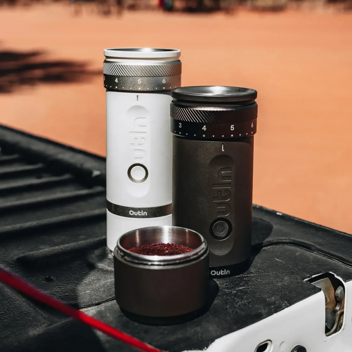 OutIn Fino Coffee Grinder Sandstone White – Macinacaffè Elettrico Portatile con 28 Regolazioni