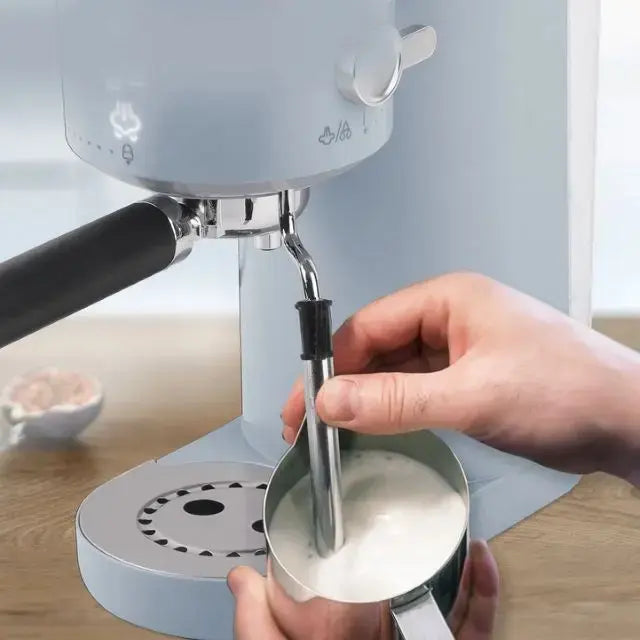 ELLE Panache Espresso Maker Blu – Macchina per Caffè Espresso con Touch Control e Sistema Latte